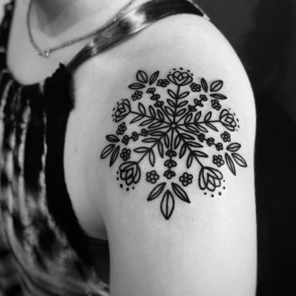 Тату хной на плече