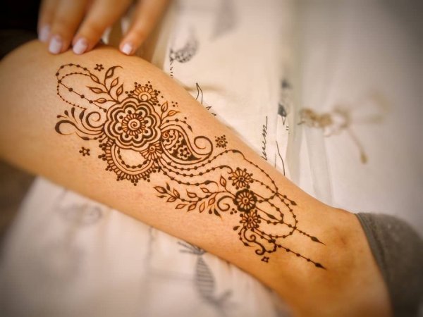 Узоры мехенди на ноге