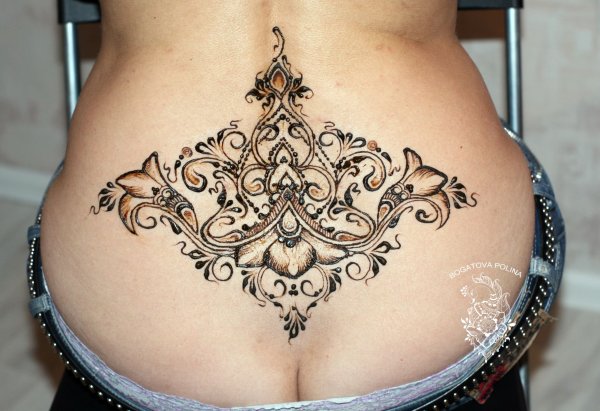 Мехенди на пояснице