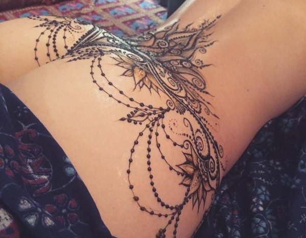 Мехенди на ягодицах