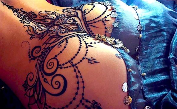 Мехенди на пояснице женские
