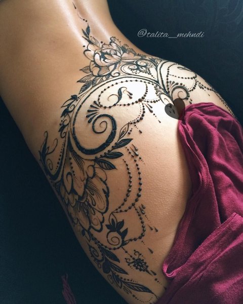 Тату с поясницы на бедро