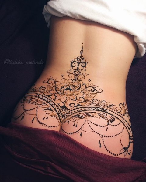 Тату на пояснице и ягодицах