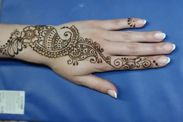 Рисунок хной Ангарск