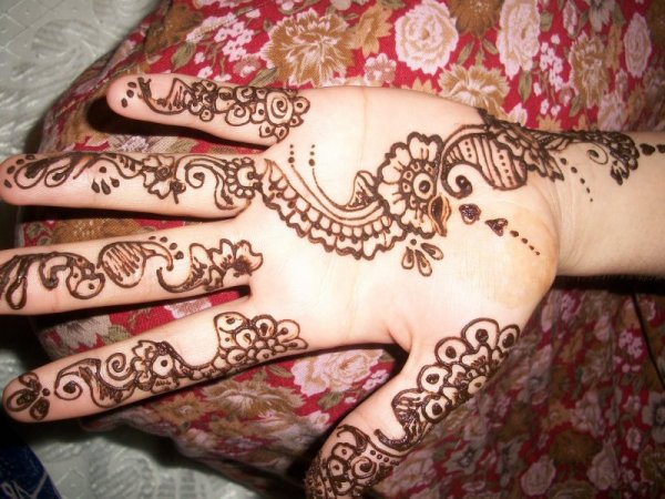 Рисунок хной на руке смытая