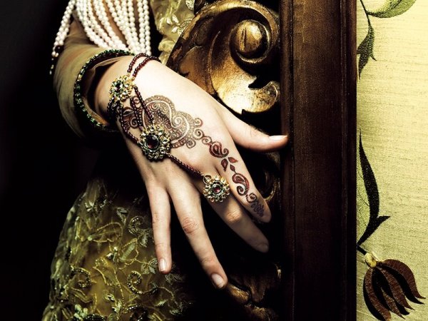 Девушка с мехенди