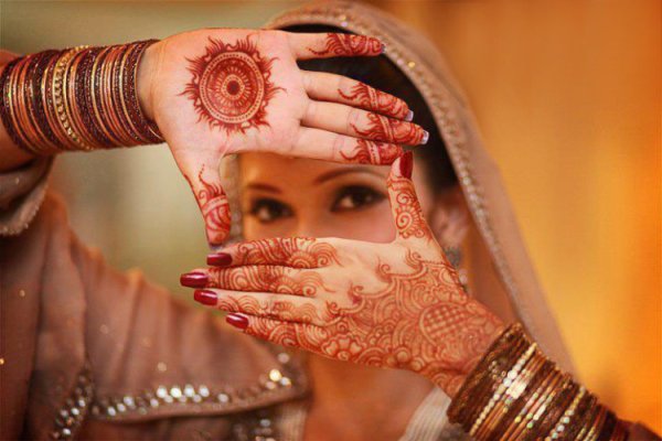 Девушка с мехенди