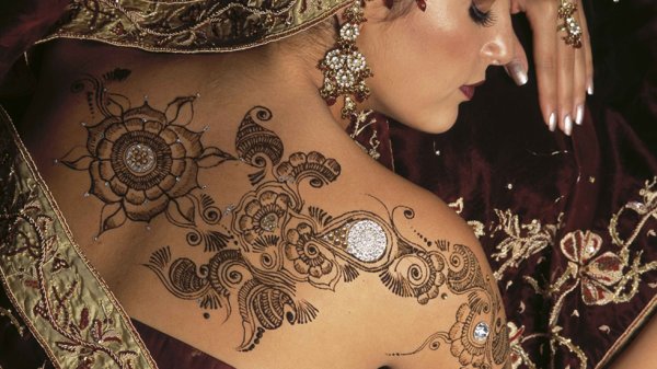 Девушка с мехенди