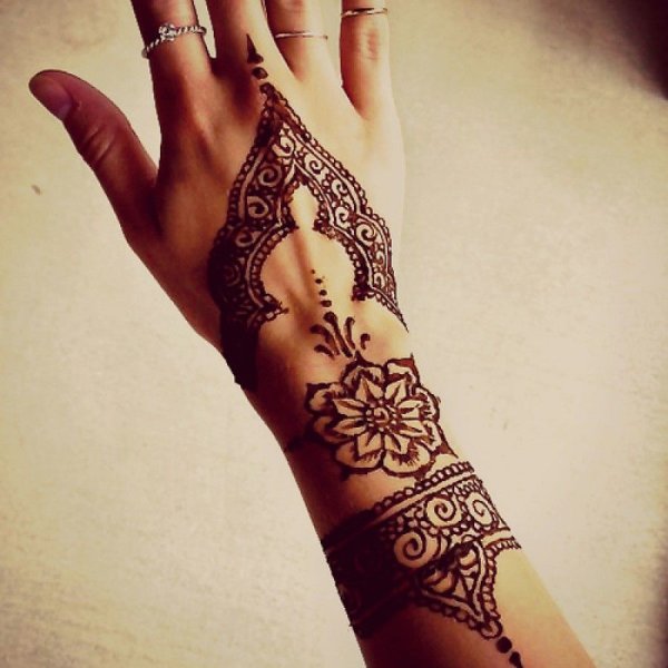 Тату хной на руке