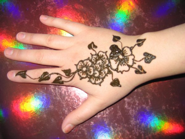 Небольшие тату хной на кисти