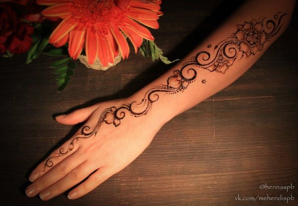 Мехенди на руке до локтя