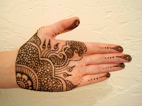 Мехенди на руке глаз