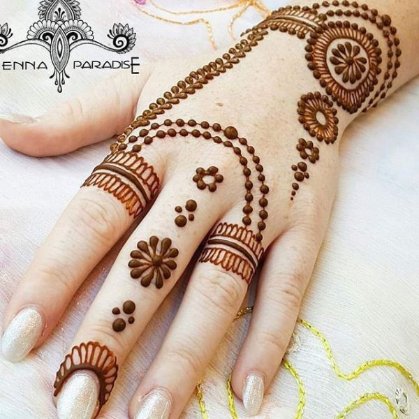 Мехенди на руке сердце