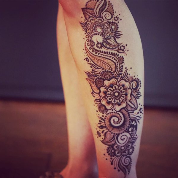 Тату хной на бедре