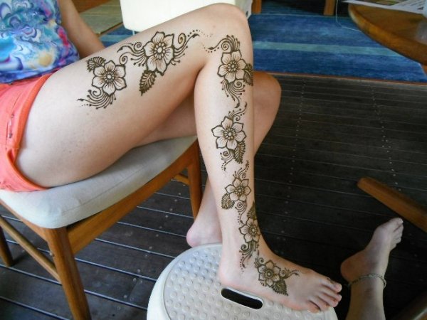 Тату хной на всю ногу
