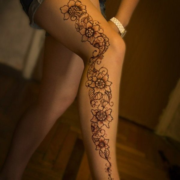 Тату хной на всю ногу