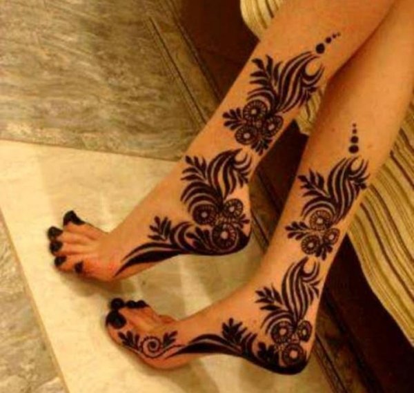 Тату хной на ноге удлиненные