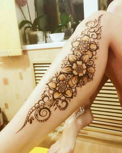 Рисование хной на ноге