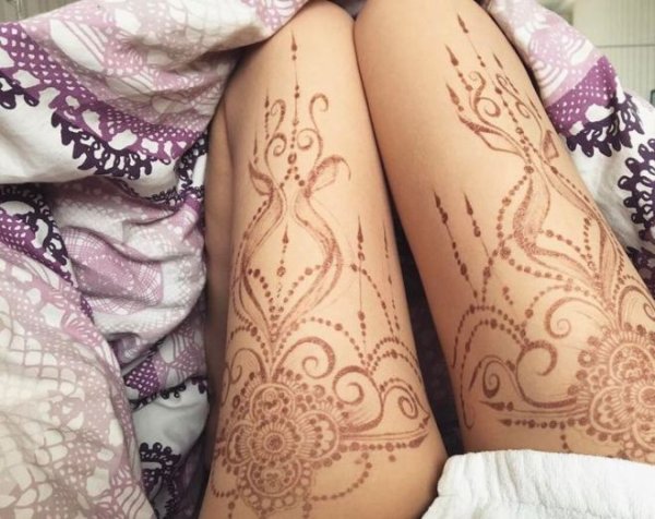 Тату мехенди на бедре