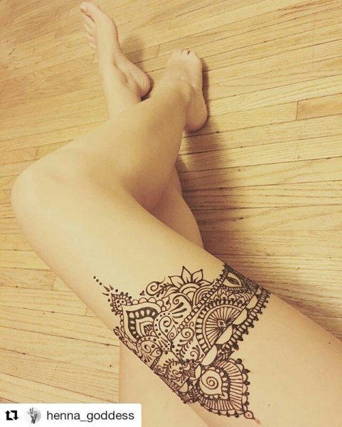 Тату хной на ноге