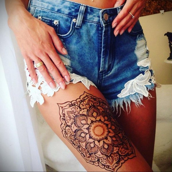 Мехенди на ноге бедро