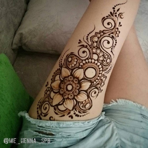 Мехенди на ноге ляшках