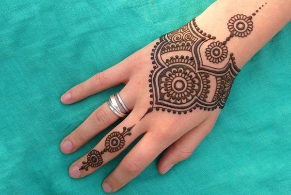Мандала хной на руке
