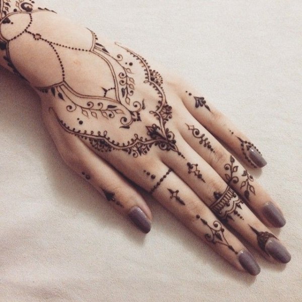 Узоры хной на пальцах