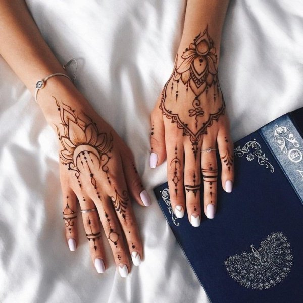 Хна на руке легкие