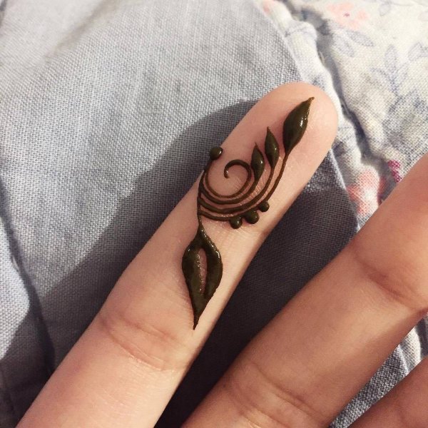 Тату хной на пальце маленькие