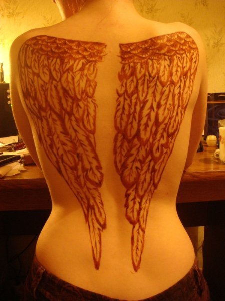 Тату хной на спине для девушек Крылья