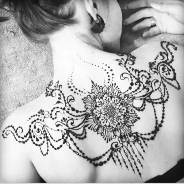 Тату хной на спине