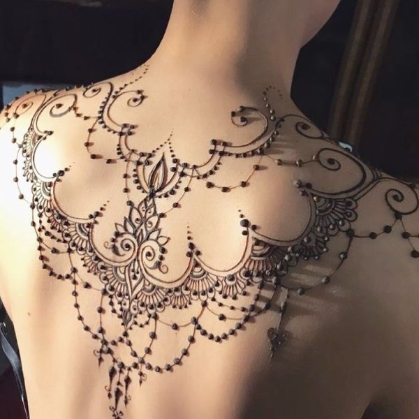 Тату хной на спине
