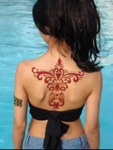 Рисунок хной на пояснице