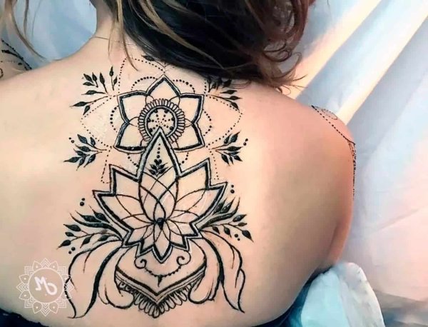 Белое мехенди на спине