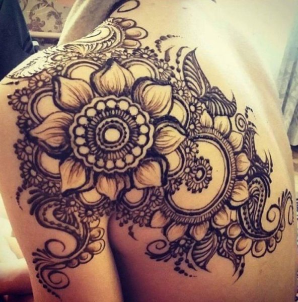 Роспись хной на плече