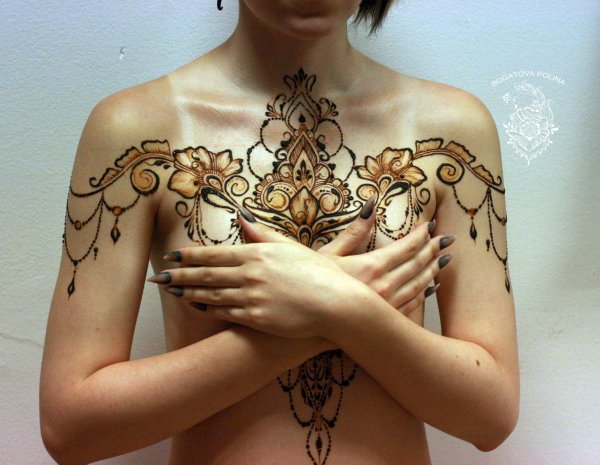 Мехенди на груди