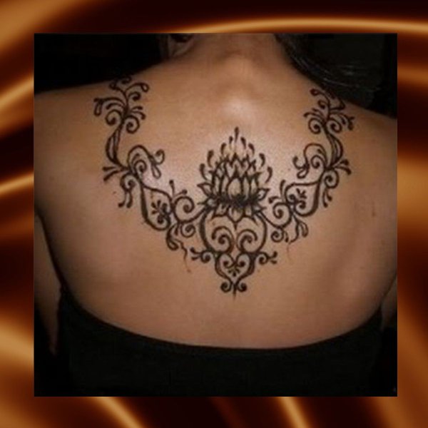 Временное тату хной на пояснице