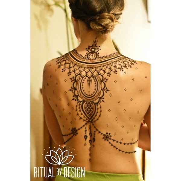 Мехенди хной на спине