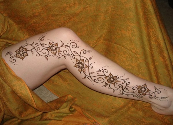 Тату хной на всю ногу