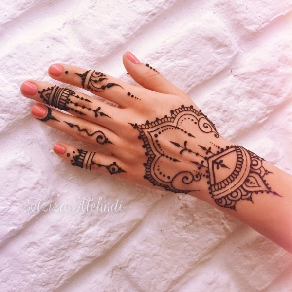 Роспись хной на пальцах