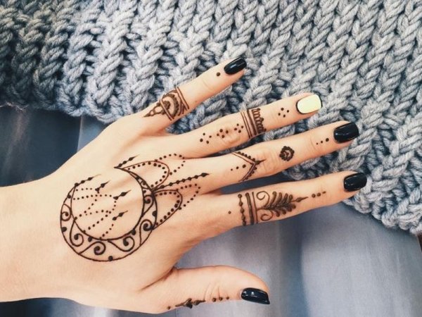 Узоры хной на руке