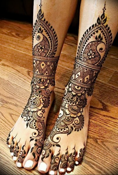 Рисование хной на ноге