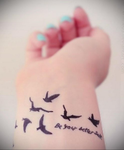 Птичка на руке