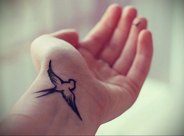 Тату Ласточка на запястье