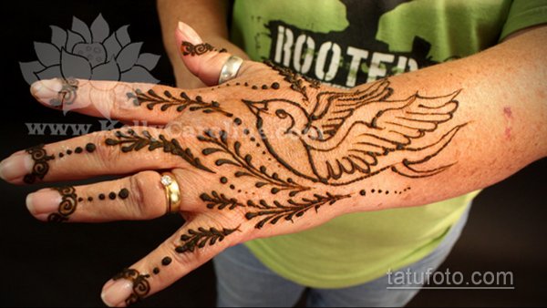 Рисунки хной на руке птицы