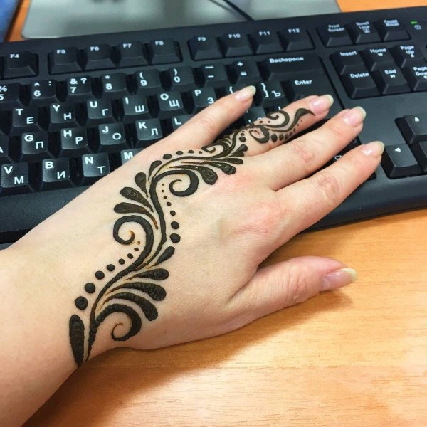 Роспись хной на руках легкие