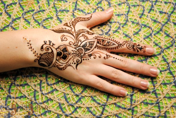 Рисование хной по телу