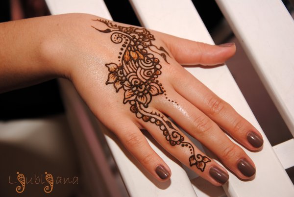 Роспись по телу мехенди