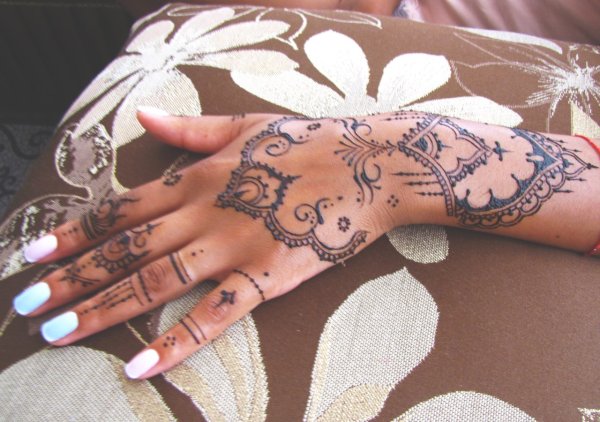 Роспись по телу хной мехенди